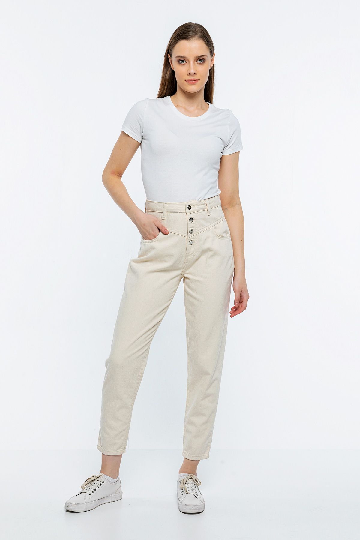 Picture of Gabardine mom Cut three Buttoned Trousers