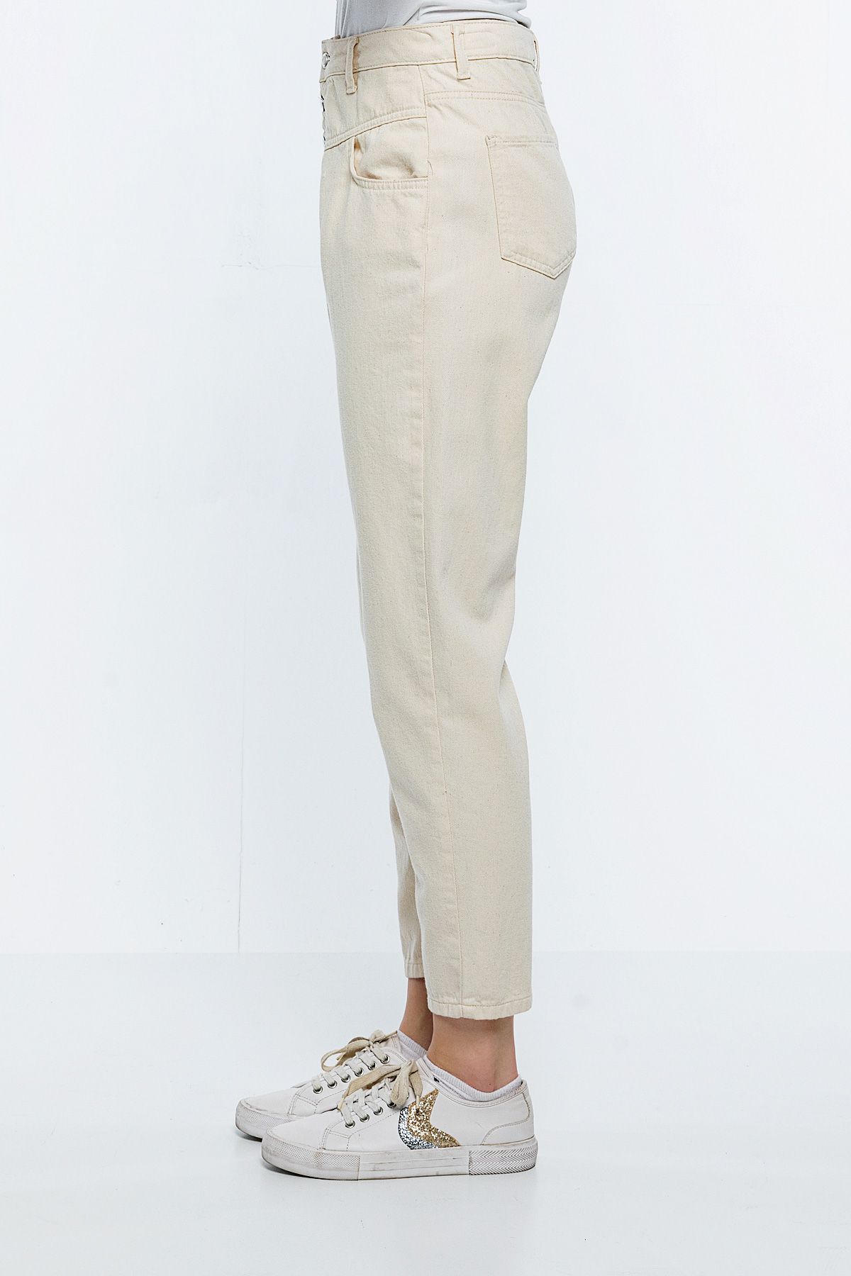 Picture of Gabardine mom Cut three Buttoned Trousers