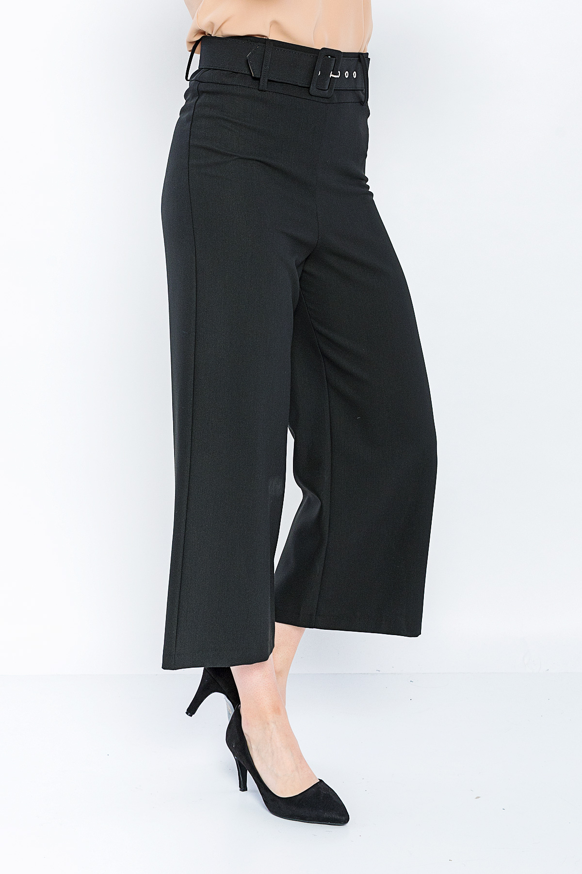 Picture of Woman Black Comfortable Cut Belted Capri Trousers