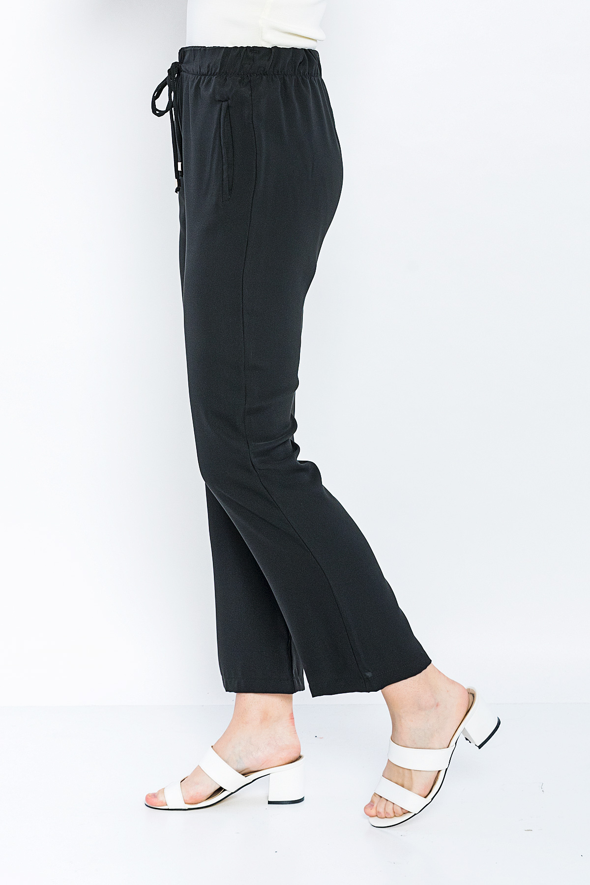 Kadın Siyah Rahat Kesim Saten Kumaş Pantolon resmi